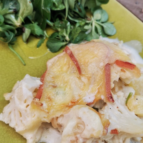 Gratin de chou-fleur et pommes de terre à la muscade et raclette