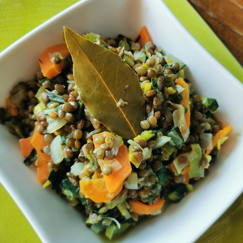 Lentilles vertes et petits légumes