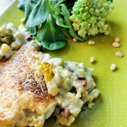 Gratin de chou Romanesco aux pignons de pin